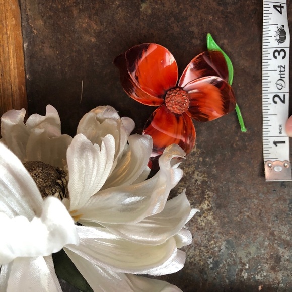 Vintage Enamel Flower Brooch. - Picture 5 of 5